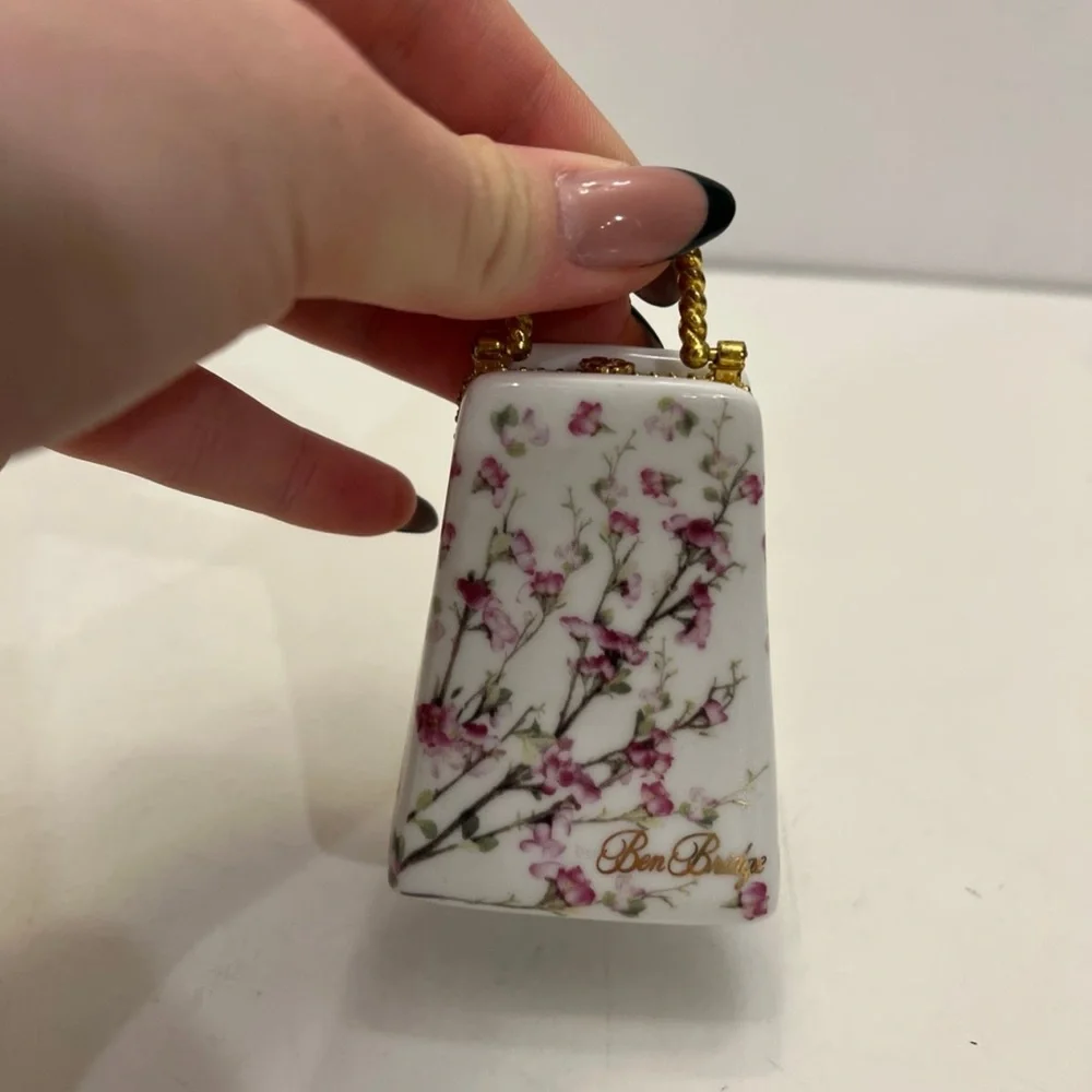Beautiful Porcelain Ben Bridge Ribbons Flower Trinkets Purse Box